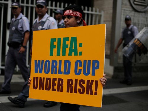 189517_a_soccer_fan_holds_a_banner_next_to_military_police_officers_durin_sinGVZ1.jpg