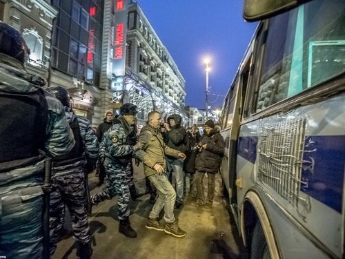 191903_police_violently_disperse_a_spontaneous_protest_in_tverskaya_stree_iN5Iblp.jpg