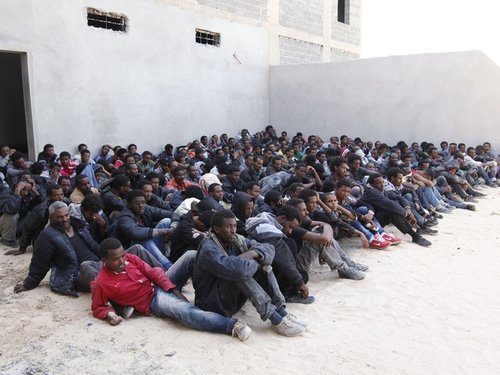 193380_a_group_of_irregular_migrants_who_had_been_heading_for_europe_wait_ZxL5RdQ.jpg