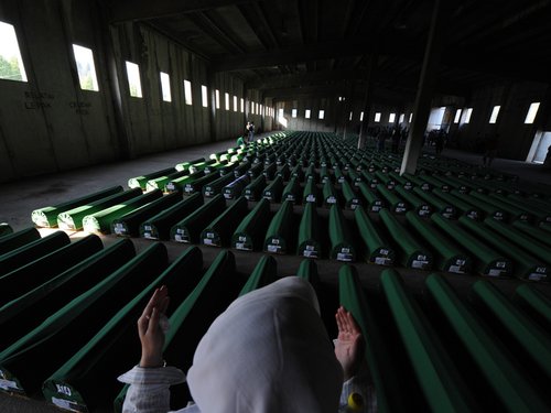 213376_a_bosnian_muslim_woman_prays_in_front_of_0.jpg