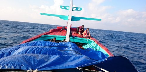 220679_asylum-seekers_on_board_a_boat_prior_to_being_intercepted_and_turn_L9EgV9M.jpg