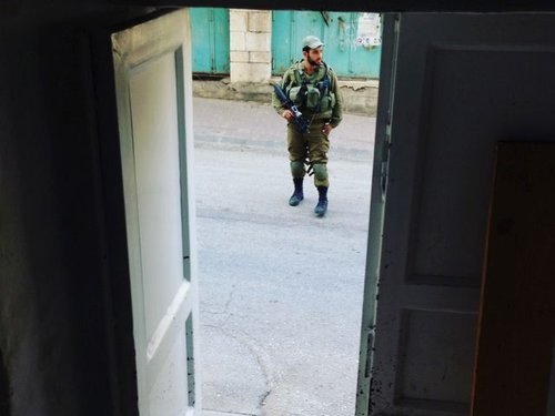 221293_israeli_soldier_in_hebron.jpg
