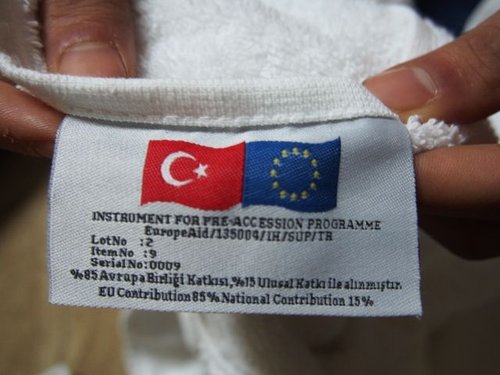 223247_eu_label_on_towel_at_turkey_refugee_removal_centre_003.jpg