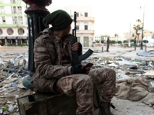 225486_a_libyan_soldier_loyal_to_libya_s_internationally_recognised_gover_4CISBEd.jpg