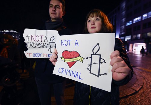 227168_pro-choice_rally_in_support_of_21_year_old_woman_charged_with_abor_0LQleQt.jpg