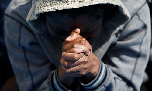233695_a_migrant_prays_548x331.jpg