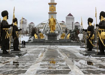 Turkmenistan: golden statue of the first Turkmen president © Valery Sharifulin/TASS /Getty Images