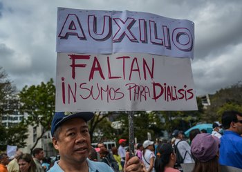 A demonstrator at the protest “We don’t want to die” in Caracas, Venezuela carries a board denouncing the lack supplies and treatments for dialysis in Venezuela