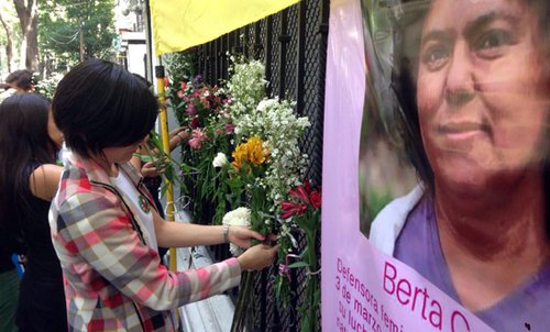 Activists calling for justice for Berta at the Honduran Embassy in Mexico City, June 2016