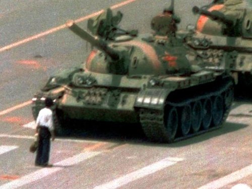 56525_pro-democracy_protestor_blocking_tanks_1.jpg