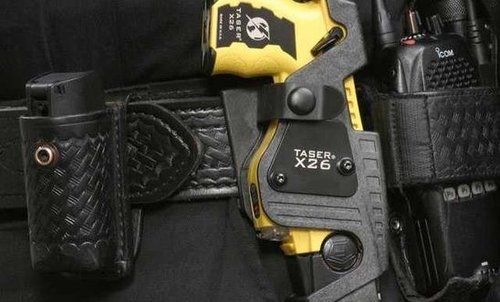 75913_taser_stun_gun_on_belt_1.jpg