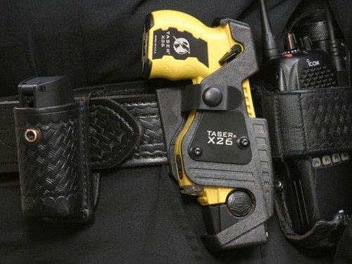 75913_taser_stun_gun_on_belt_1_scjo4YP.jpg