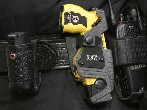 75913_taser_stun_gun_on_belt_I95zM5U.jpg