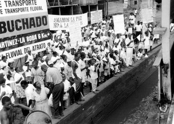 Inhabitants of the community of Buchadó in the Medio Atrato region demonstrating for the right to live in peace and for their right not to be drawn into the conflict.