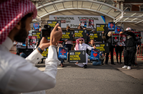 Expo_entrance_with_photographer_bVVUS39.png