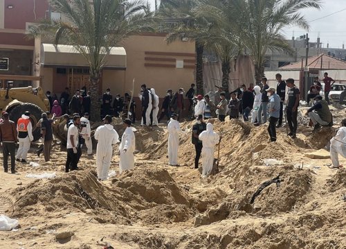 Gaza20graves.JPG