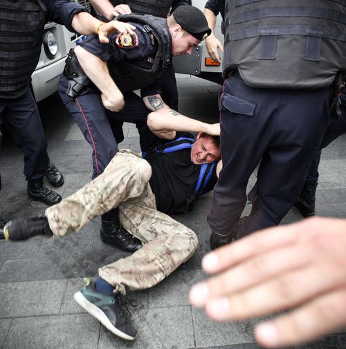 GettyImages-1149444504_Protest_solidarity_with_Golunov_12062019.jpg