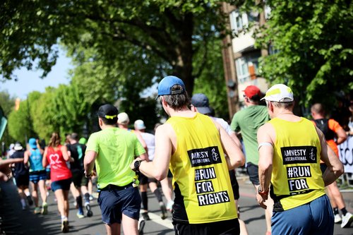 Runners at an event wearing Team Amnesty jerseys