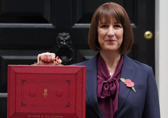 Rachel Reeves holding the Chancellor's 'red box' outside No 11 Downing Street