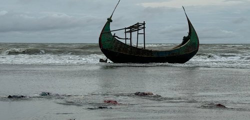 Rohingya20boat20with20refugee20blongings20in20the20sand20C2A920Shafiqur20Rahman_1.jpg