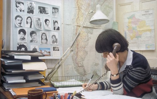 Telefundraising employee at Amnesty International on the phone