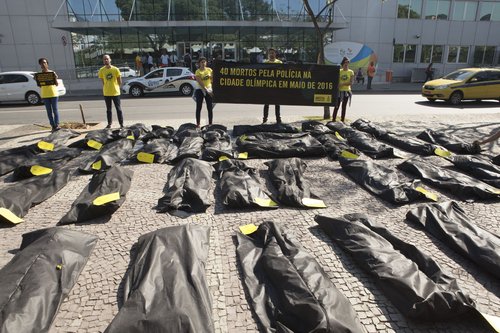 body_bags_stunt_rio_27_july_2016_credit_felipe_varanda_anistia_internacional_half.jpg