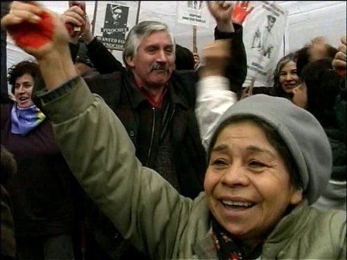 Demonstrators outside the Pinochet extradition hearing