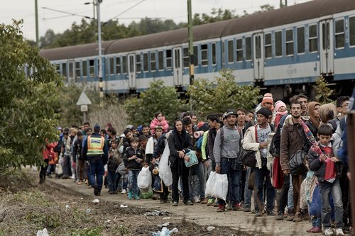 queue_of_refugees_and_train.jpg